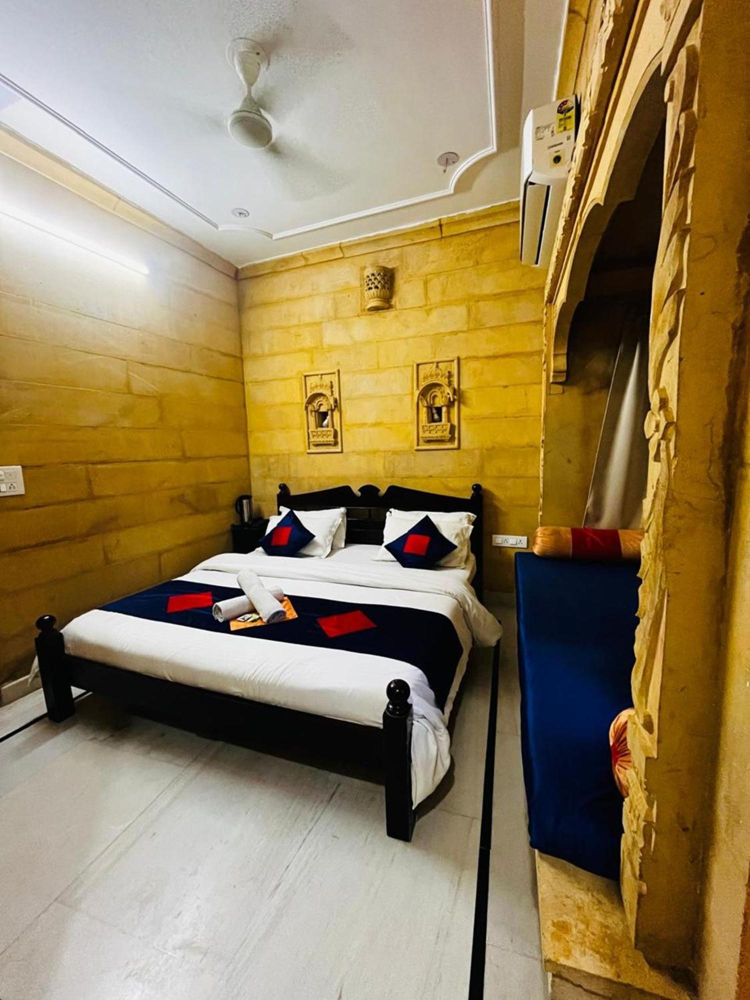 Golden Marigold Hotel Jaisalmer Bagian luar foto
